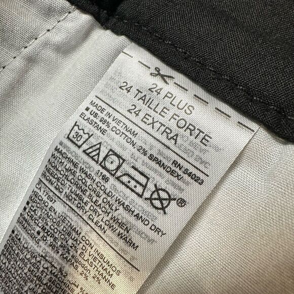 NWT Old Navy Plus Size Black Everyday Chino Flat Front 5” Shorts - Size 26/4X - Picture 4 of 8